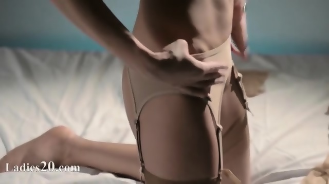 Luxury Babe In Nylon Jerkingoff Off Strapon