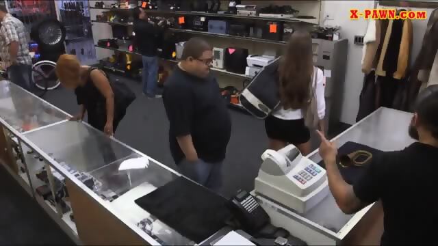 Amazing Ass Lady Tries To Sell A Stolen Stuff And Gives Head