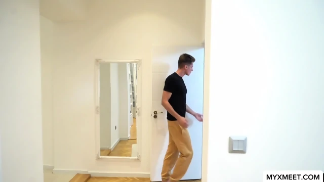 In My Stepsisters Bedroom - S26:E9