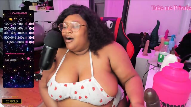 Black BBW getting naughty on cam