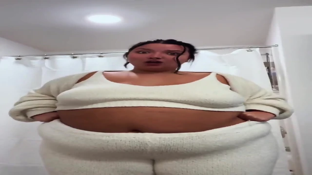 Jasminexo-Looking At My Weight For The FirstTime