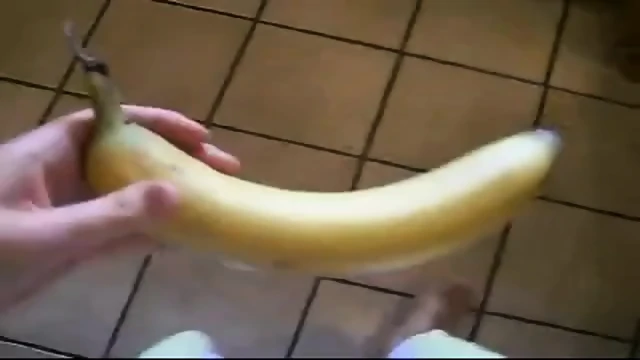 sexy kleine macht es sich mit banane