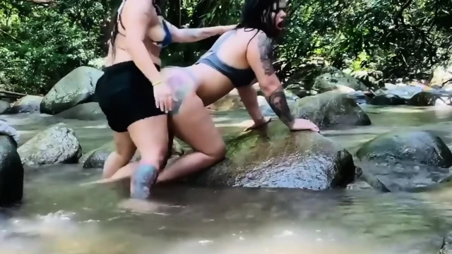 Cousins ​​humping in the river
