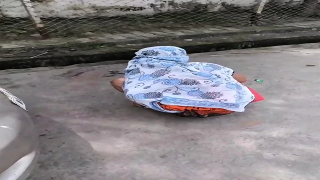 Indian desi sexy lady open pissing