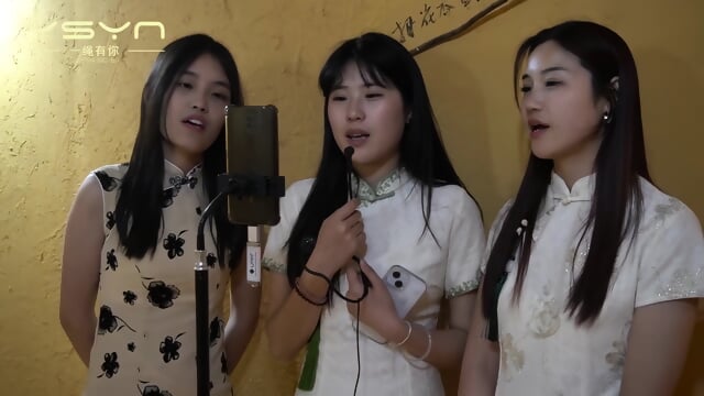 Three chinese girls bound singing