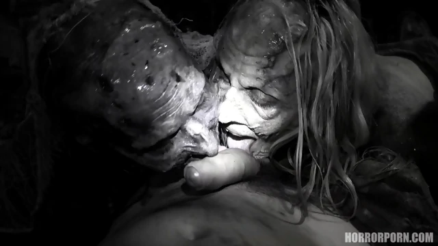 HORROR PORN – Walking Zombies