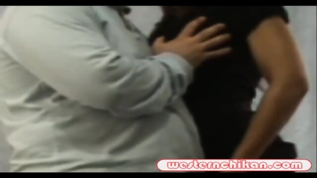 enquanto ele apalpa sua bunda ela o masturba