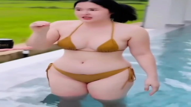 MARLBOROQUEENSEX - MONTATIP SUWUNNAMAJO BIKINI KUNING