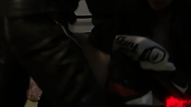 motard cuir master dÃ©monte son soumis.