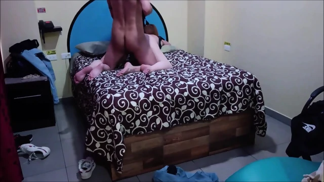 MADURA VENEZOLANA PENSO QUE MADURO PERDÃA LAS ELECCIONES  Y REGRESA A SU PAÃS.  POR ESA RAZÃN SE DEJO GRABAR Y HACERLO SIN CONDÃN