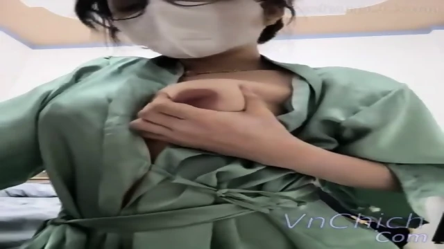 Eira2004 vá»«a livetream vá»«a gáº¯n toys vÃ o lá»n láº¡i cÃ²n chá»c anh nhÃ¢n viÃªn