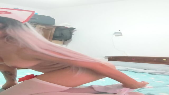 Starqueen Enfermera se pone caliente y se toca las tetas y el coÃ±o