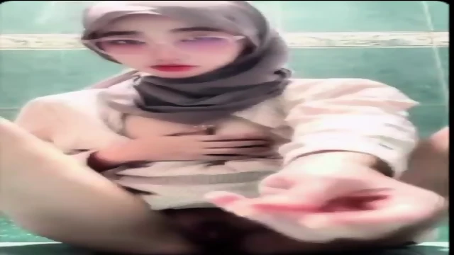 Jilbab indo cantik colmek