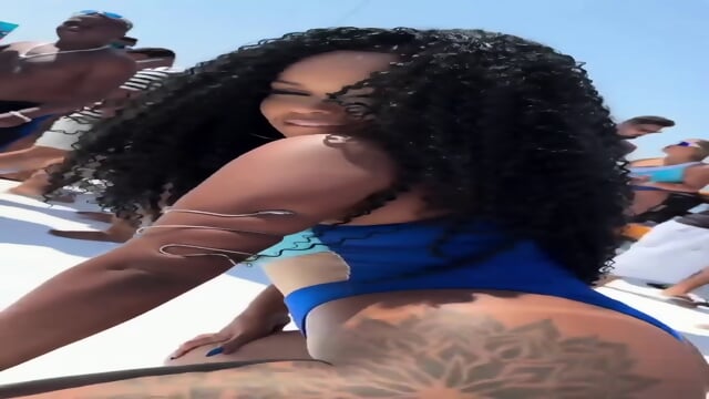 Sexy Ebony babe shaking her twerking BigAss