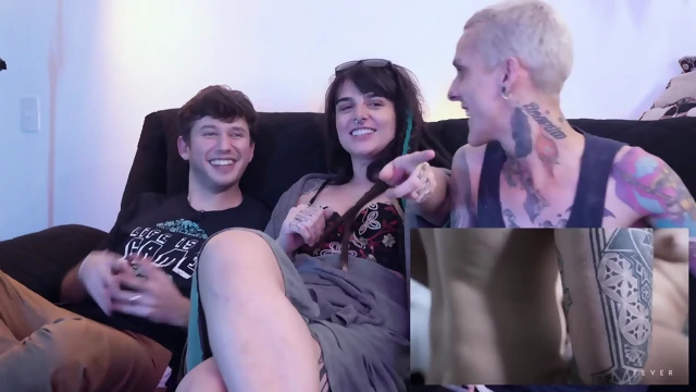 Dread Hot assistindo pornÃ´ da Mia Linz com dois fÃ£s