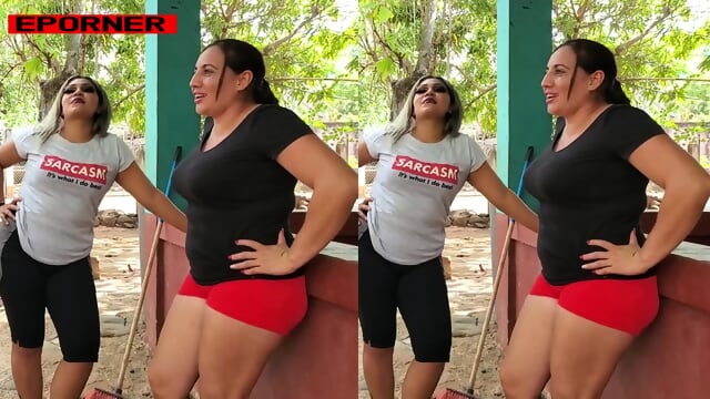 MI MADURA FAVORITA CONVERSANDO EN MINI SHORT ROJOS