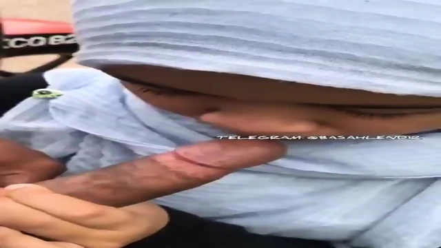 Skandal tudung biru sepong kontol hitam besar