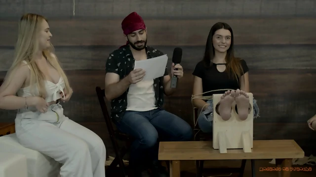 Tickling feet Ana's Challenge - BrasÃ­lia Girl