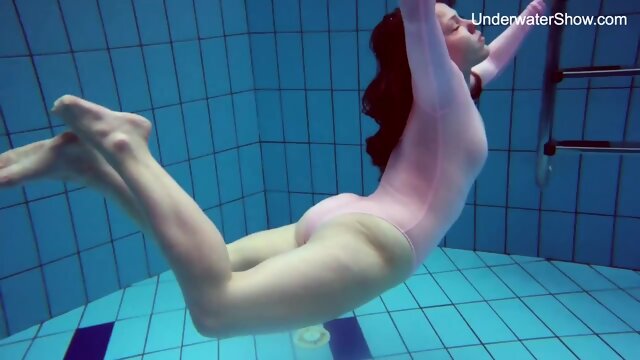 Redhead Simonna showing her body underwater