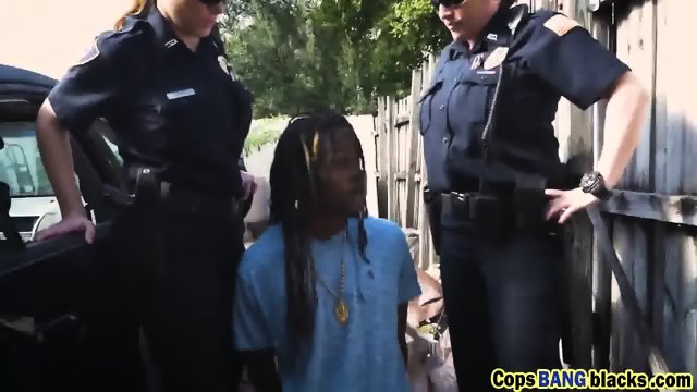Cops get fucked by black graffiti artist