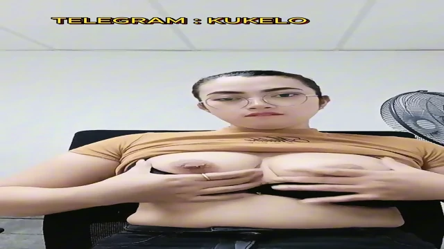 Jelita Melet Pamer Susu Crotin Sini Aja