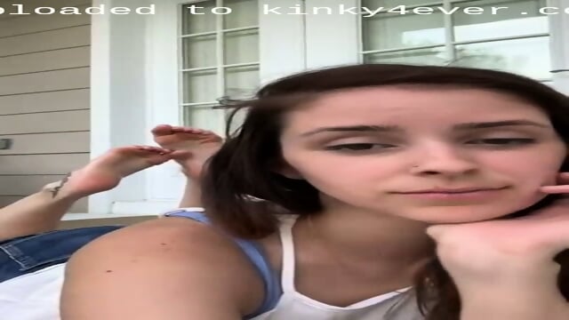 Pretty Amateur Girl Exposing Her Hot Feet And Wiggling Her Toes Outsid