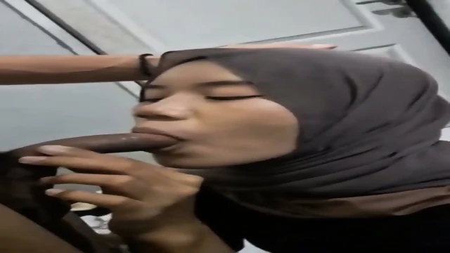 Awek Tudung Kegirangan Dapat Kulum Pelir