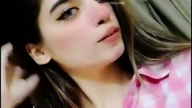 PAKISTANI BEAUTIFUL HOT GF MOANING,BF RUBBING DICK ON FACE