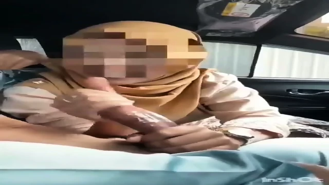 Malaysian Handjob inside a car