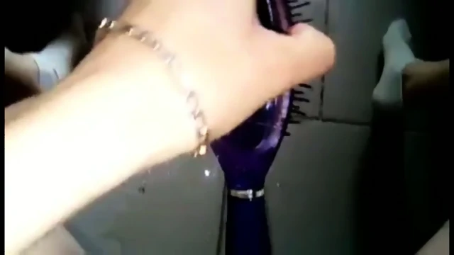 Je fais squirter ma chatte avec ma brosse a cheuveux