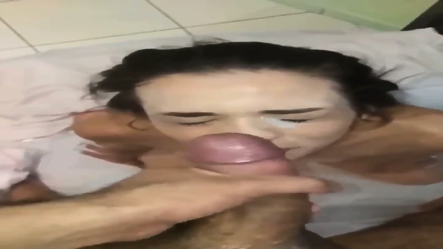 Novinha magrinha levando gozada na cara