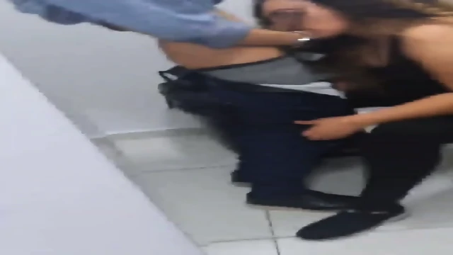 Safada transando no banheiro