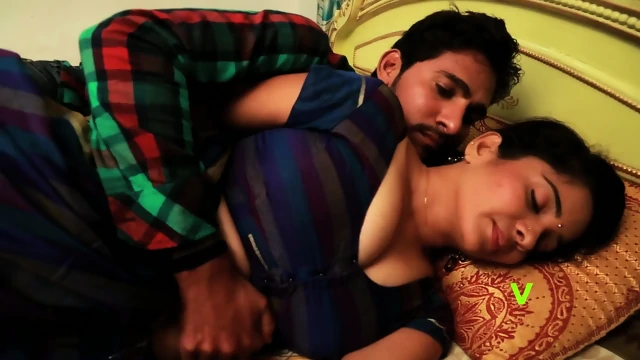 Hot Desi Shortfilm 528- Varsha Aunty Big Boobs Cleavage Show in Blue Blouse 💕💕💕