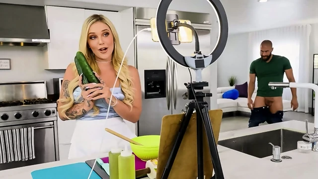 kali roses blonde bombshell is shooting one of her cooking videos_1