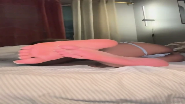 Ebony in lingerie wiggling her sexy toes