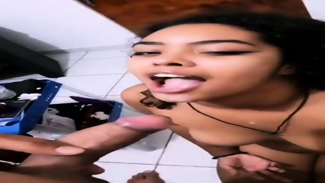 Namorada mamando e tomando leitinho