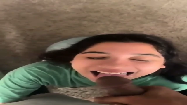 Namorada chupando e levando gozada na cara