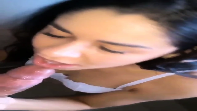 Novinha magrinha mamando o dotado