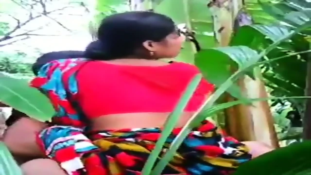 Desi bhabhi in fields