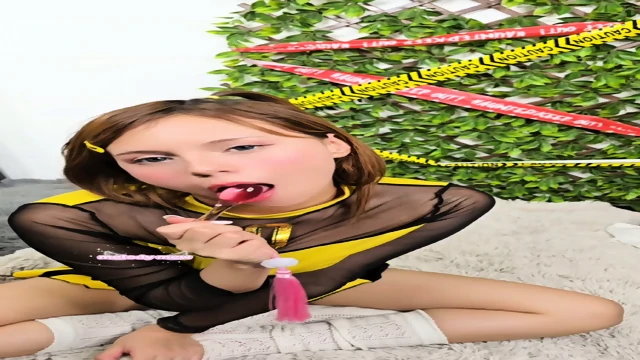 m3l0dym3w-cute-teen-cheerleader-use-dildo-solo