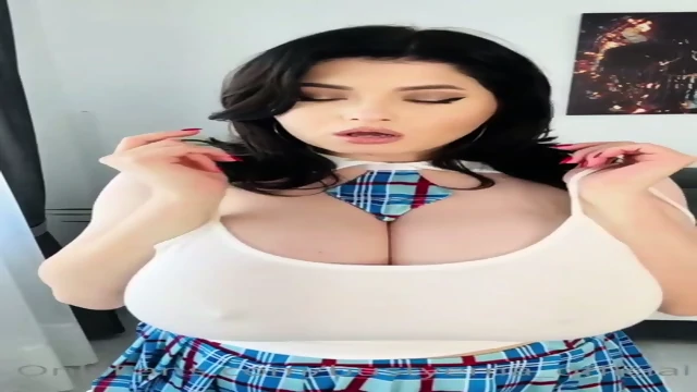 Bust eme sexy solo babe