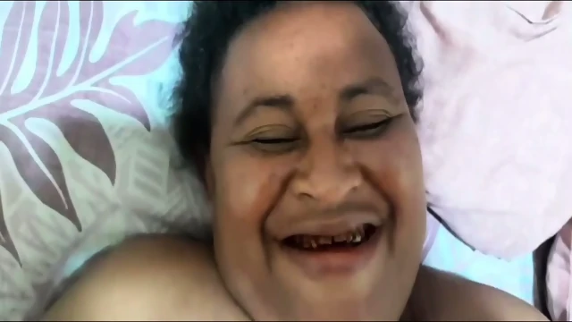 PNG central MILF opens her cunt for a dick