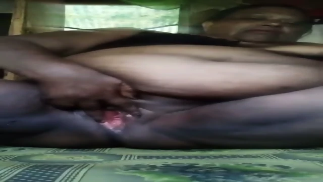 PNG mature old bitch plays with her wrinkle pussy