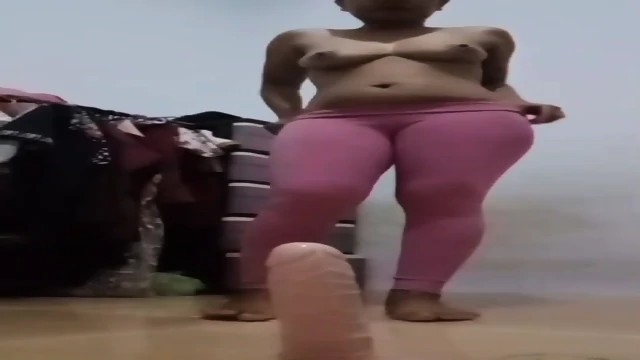 Istri orang pertama kali nyobain dildo