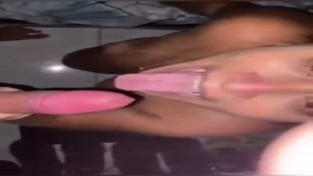 Esposa do corno levando porra