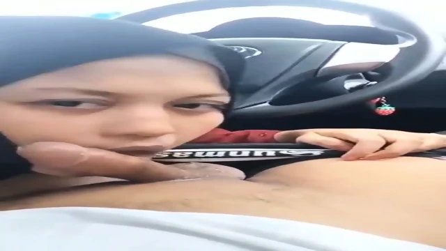 Awek Tudung Cantik Kulum Pelir Dalam Kereta