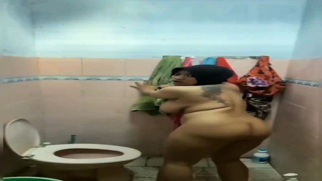 Pamer Toge gede Di kamar mandi,istri tetangga kat rumah
