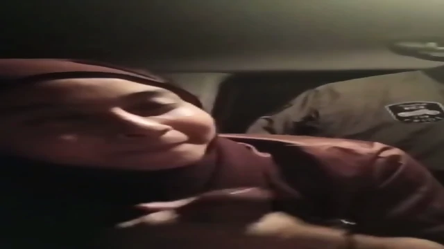 Awek Tudung Kulum Batang Dalam Kereta (Reupload)