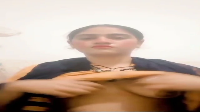 New viral video indian bhabhi sowing huge boobs