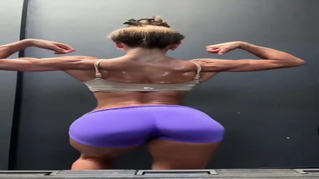 Muscle Mommy Abs Biceps Flex Comp